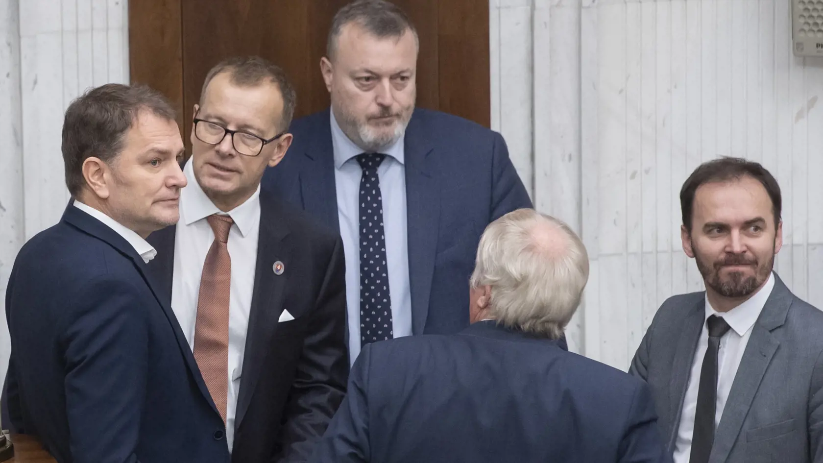 Na snímke zľava poslanec NRSR Igor Matovič (OĽANO), predseda parlamentu SR Boris Kollár (Sme rodina), minister práce, sociálnych vecí a rodiny SR Milan Kajniak (Sme rodina), poslanci Martin Fecko a Michal Šipoš (obaja OĽANO) počas 78. schôdze NRSR 24. januára 2023 v Bratislave. FOTO TASR - Martin Baumann
