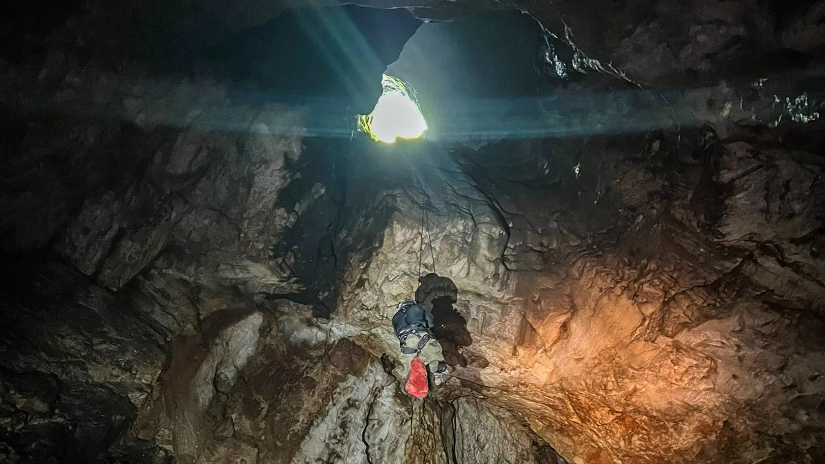Jaskyniari pri prieskume jaskyne Zvonivá diera (okr. Rožňava) narazili na nevybuchnutú delostreleckú mínu kalibru 60 mm z 2. svetovej vojny. Na miesto vyrazili pyrotechnici, ktorí spolu s Horskou záchrannou službou Vysoké Tatry vykonali precízny zásah v náročných podmienkach – mínu bezpečne vytiahli z 100-metrovej hĺbky a zneškodnili ju na vhodnom mieste.