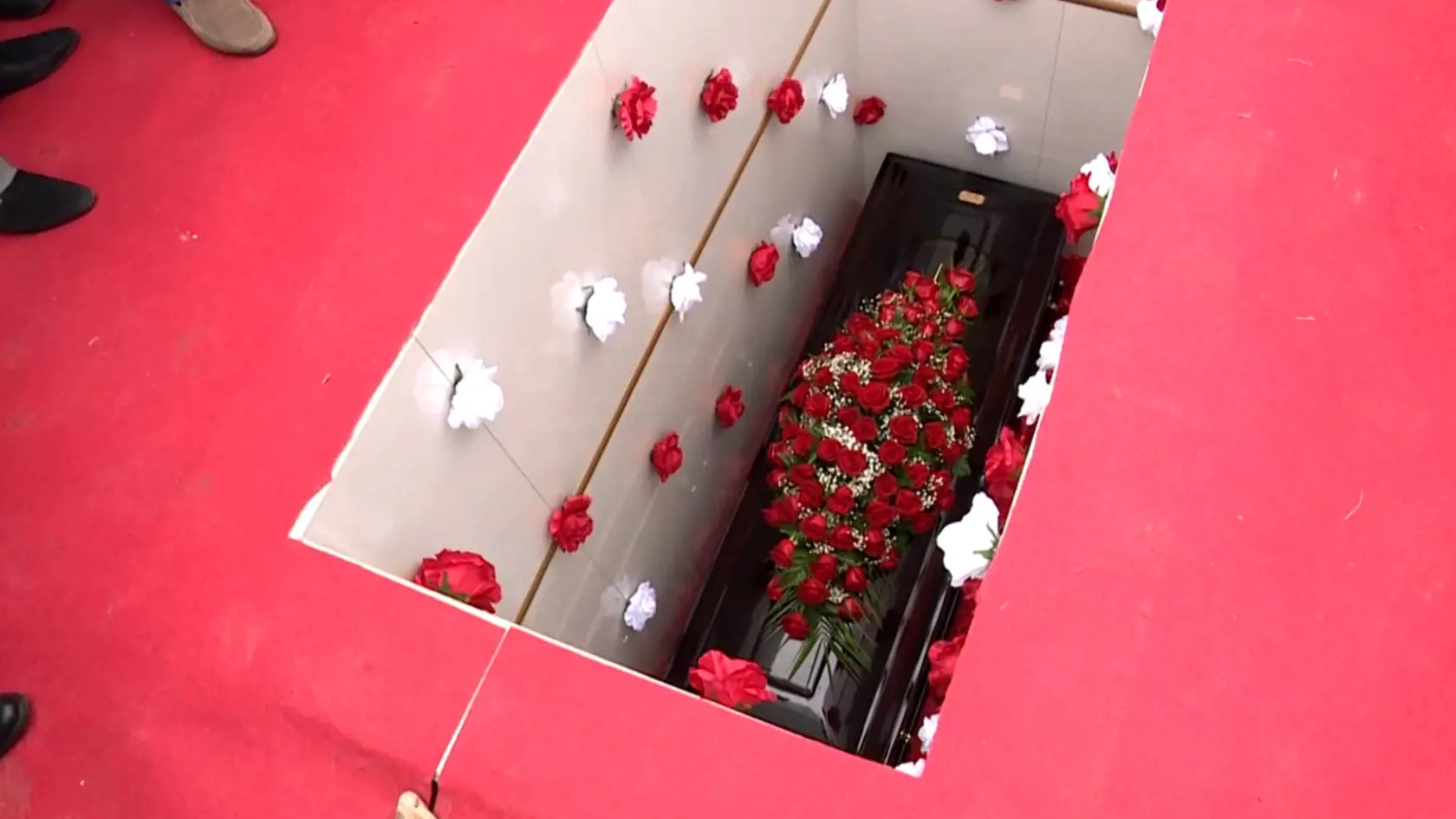Rodina si želala vyložiť Hrob bielym mramorom so zlatými lištami.