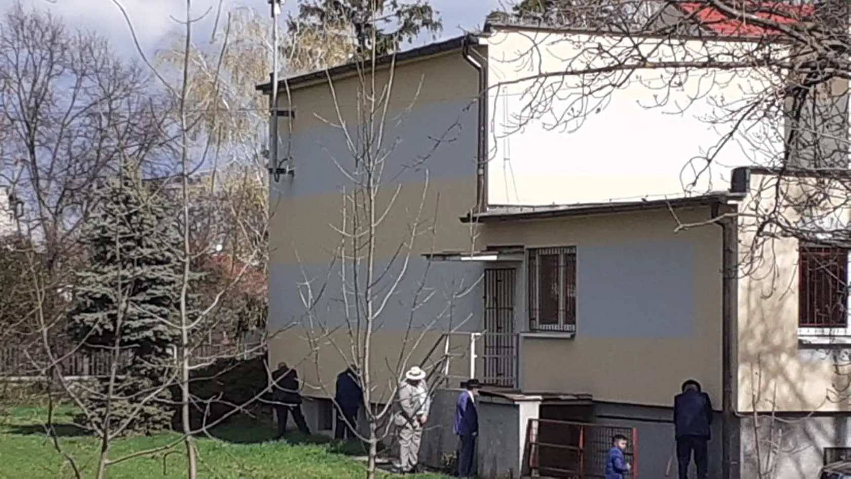Fasáda kultúrneho domu ako verejná toaleta? Dražovčania sú šokovaní z toho, že primátor Hattas sa k celej záležitosti nevyjadril.