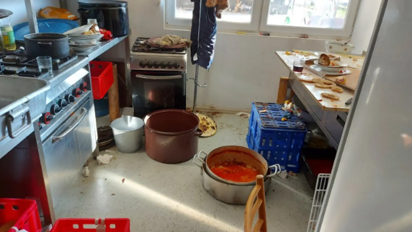 Rómovia s na oslavu doniesli vlastné plynové bomby, v kuchynke, ktorá slúži len na ohrev jedla, varili a smažili.