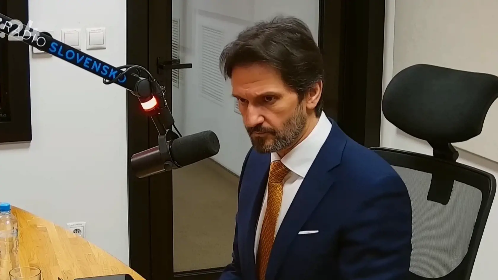 Robert Kaliňák počas relácie Sobotné dialógy v rozhlasovom štúdiu RTVS.