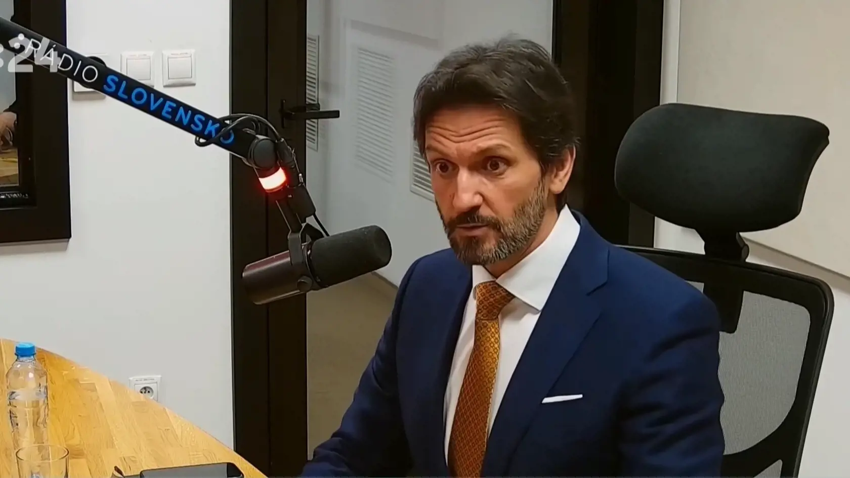 Robert Kaliňák počas relácie Sobotné dialógy v rozhlasovom štúdiu RTVS.