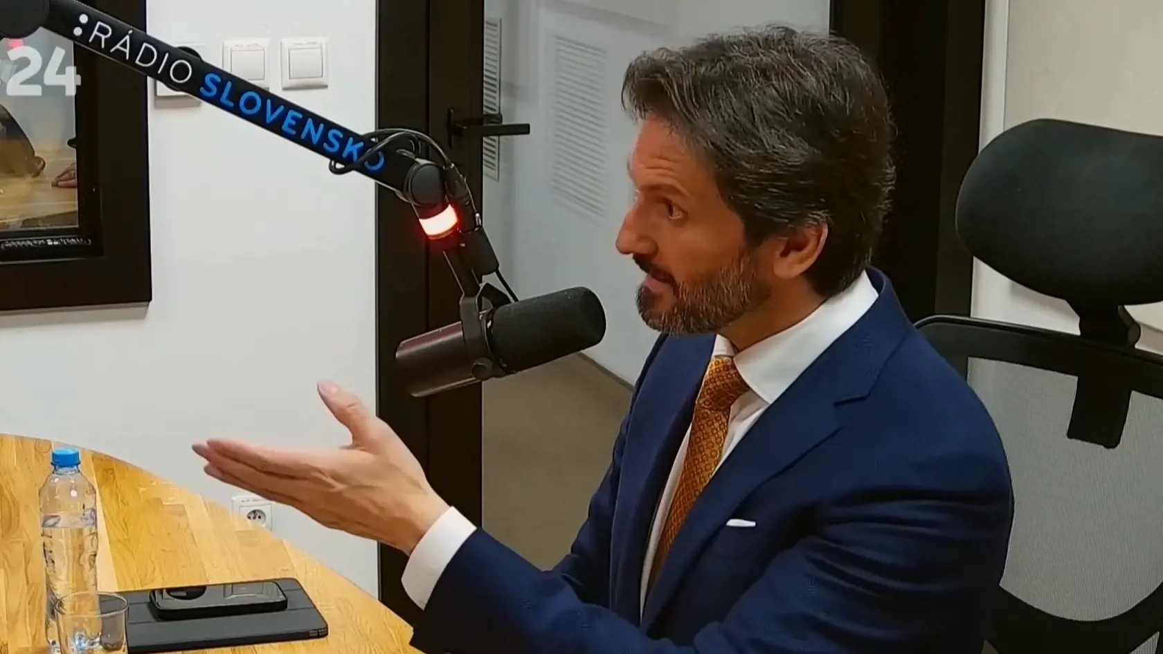 Robert Kaliňák počas relácie Sobotné dialógy v rozhlasovom štúdiu RTVS.