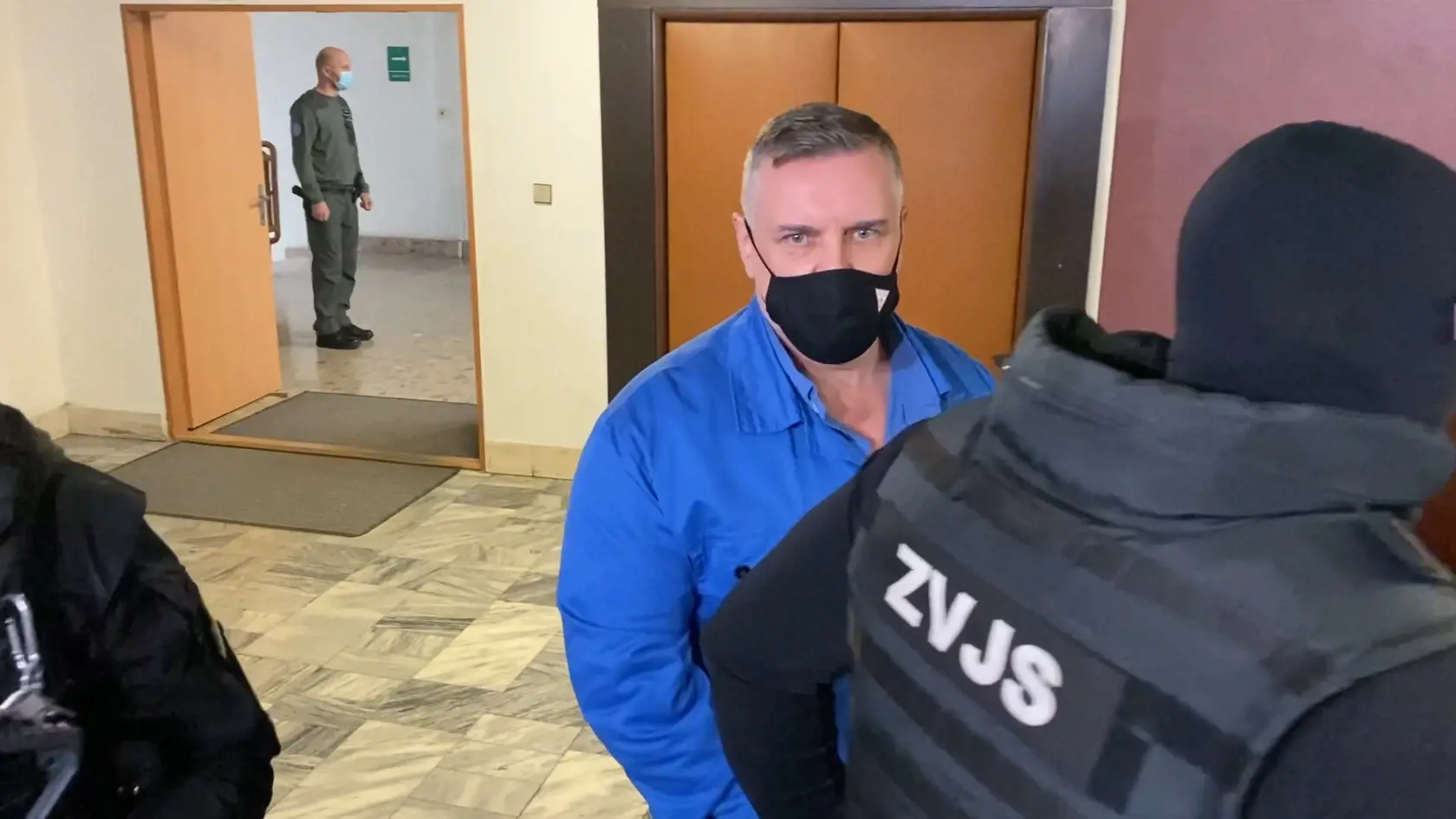 Na súd do Prešova priviezli Mikuláša Černáka a jeho štartéra Slavomíra Surového v putách