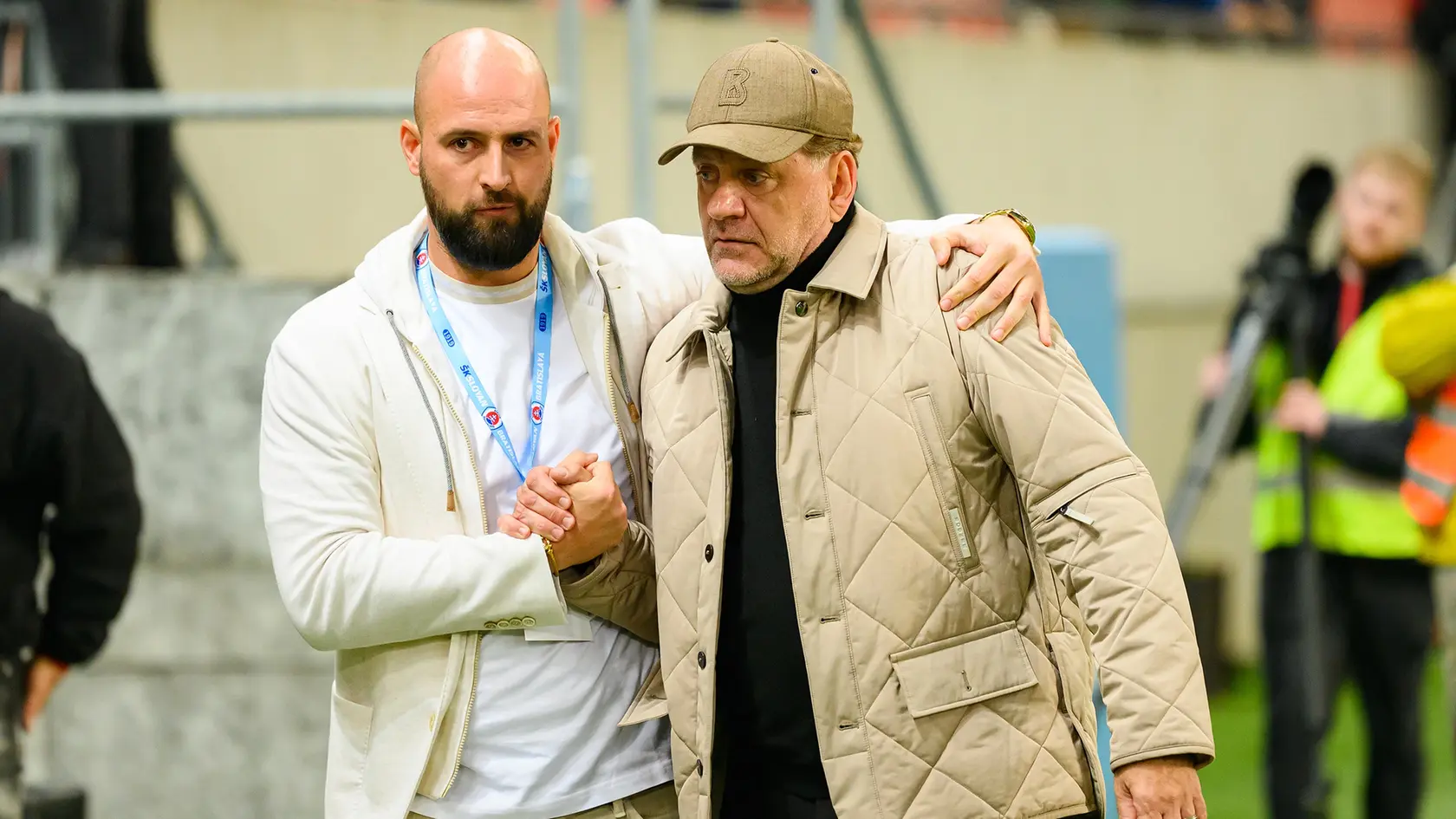 Tréner ŠK Slovan Bratislava Vladimír Weiss, (vpravo) a Ivan Kmotrík.