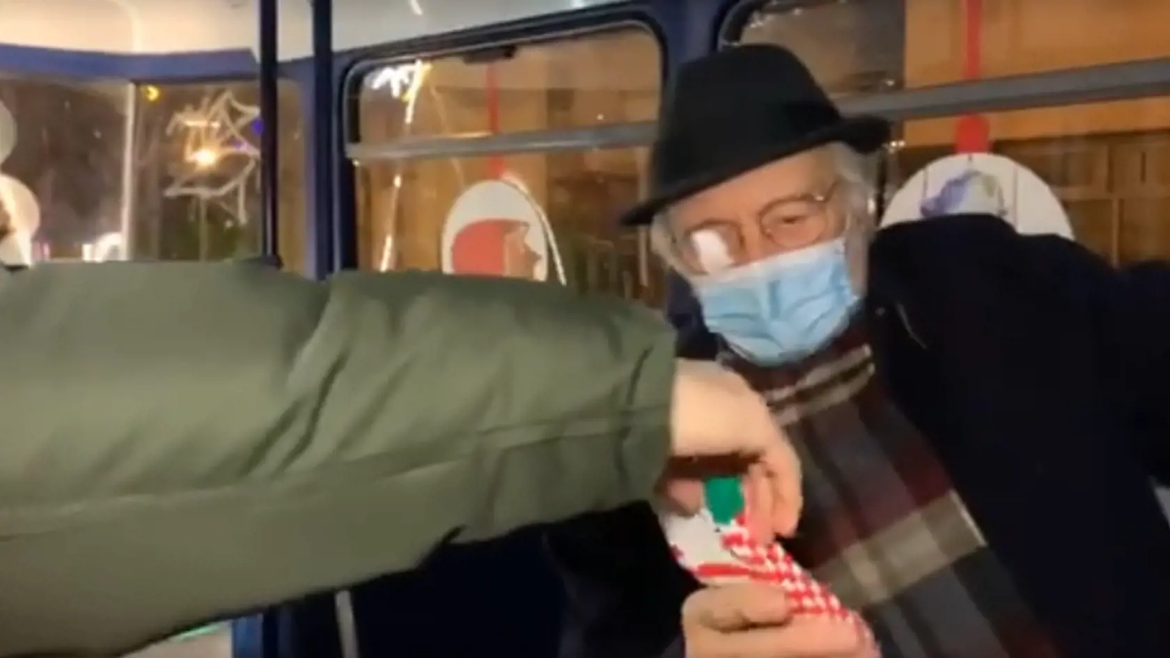 Na snímke Milan Lasica dostáva darček od primátora Bratislavy.