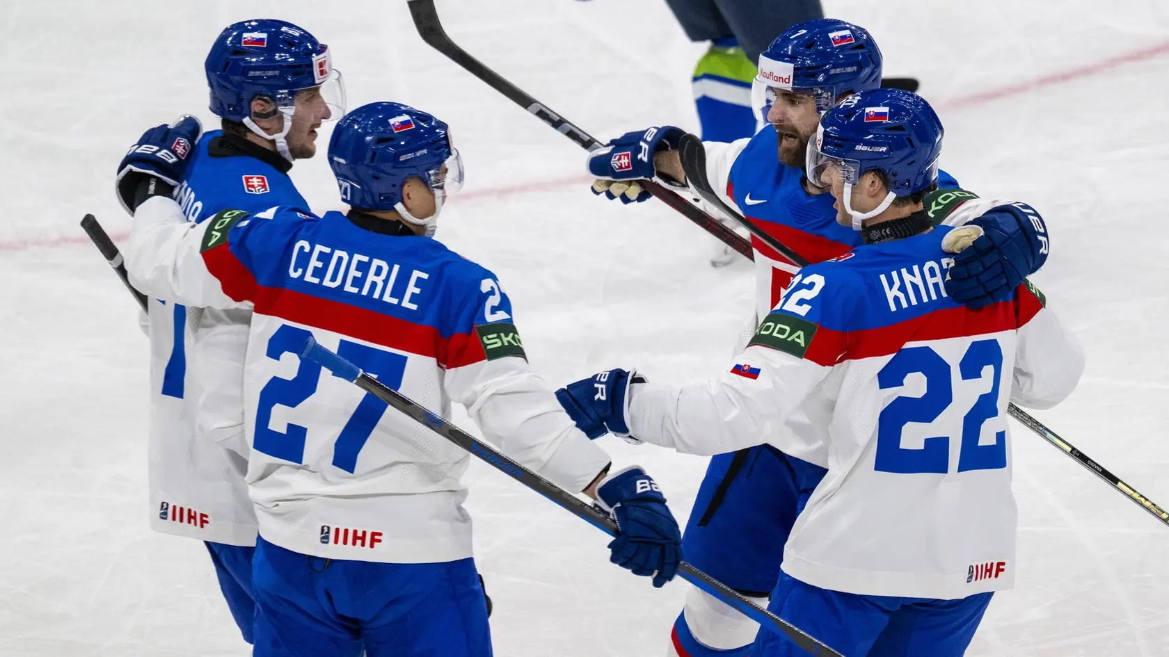 Na snímke hráči Slovenska Sebastián Čederle (druhý zľava) a Samuel Kňažko (druhý sprava) sa radujú so spoluhráčmi z gólu v zápase základnej A- skupiny Slovensko - Slovinsko.