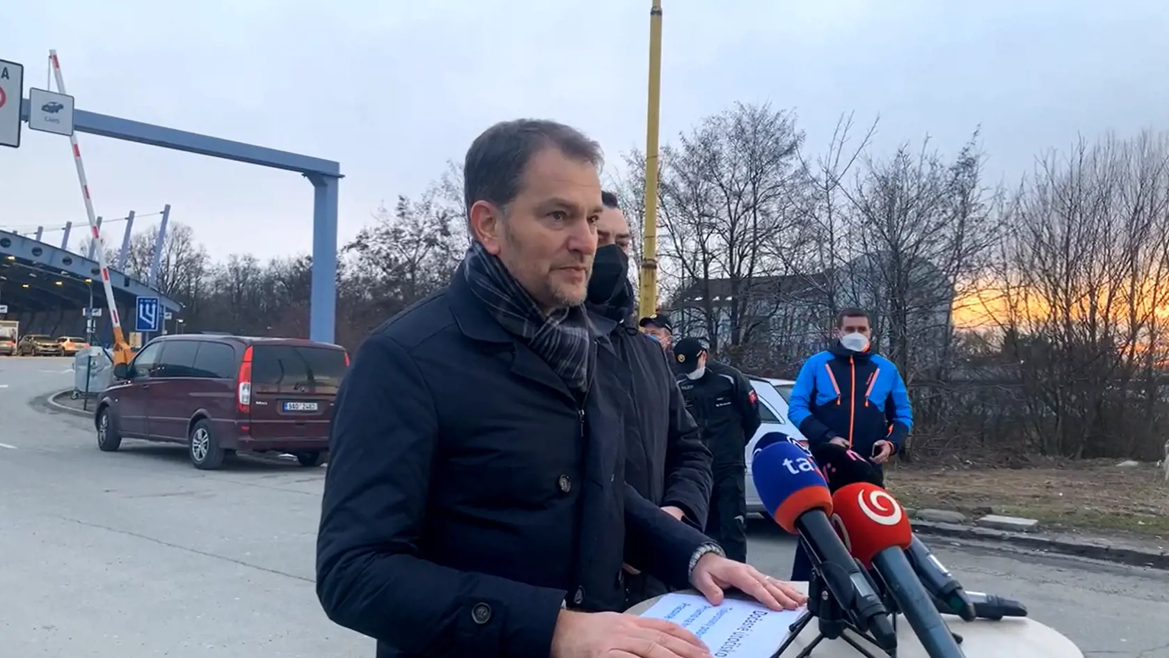 Na hraničnom priechode Vyšné Nemecké informoval minister financií Igor Matovič (OĽANO) o tom, že štát poskytne finančný príspevok komukoľvek, kto ubytuje ukrajinských utečencov. Navrhuje pritom, aby to bolo mesačne vo výške 100 eur na dieťa a 200 eur na dospelého.