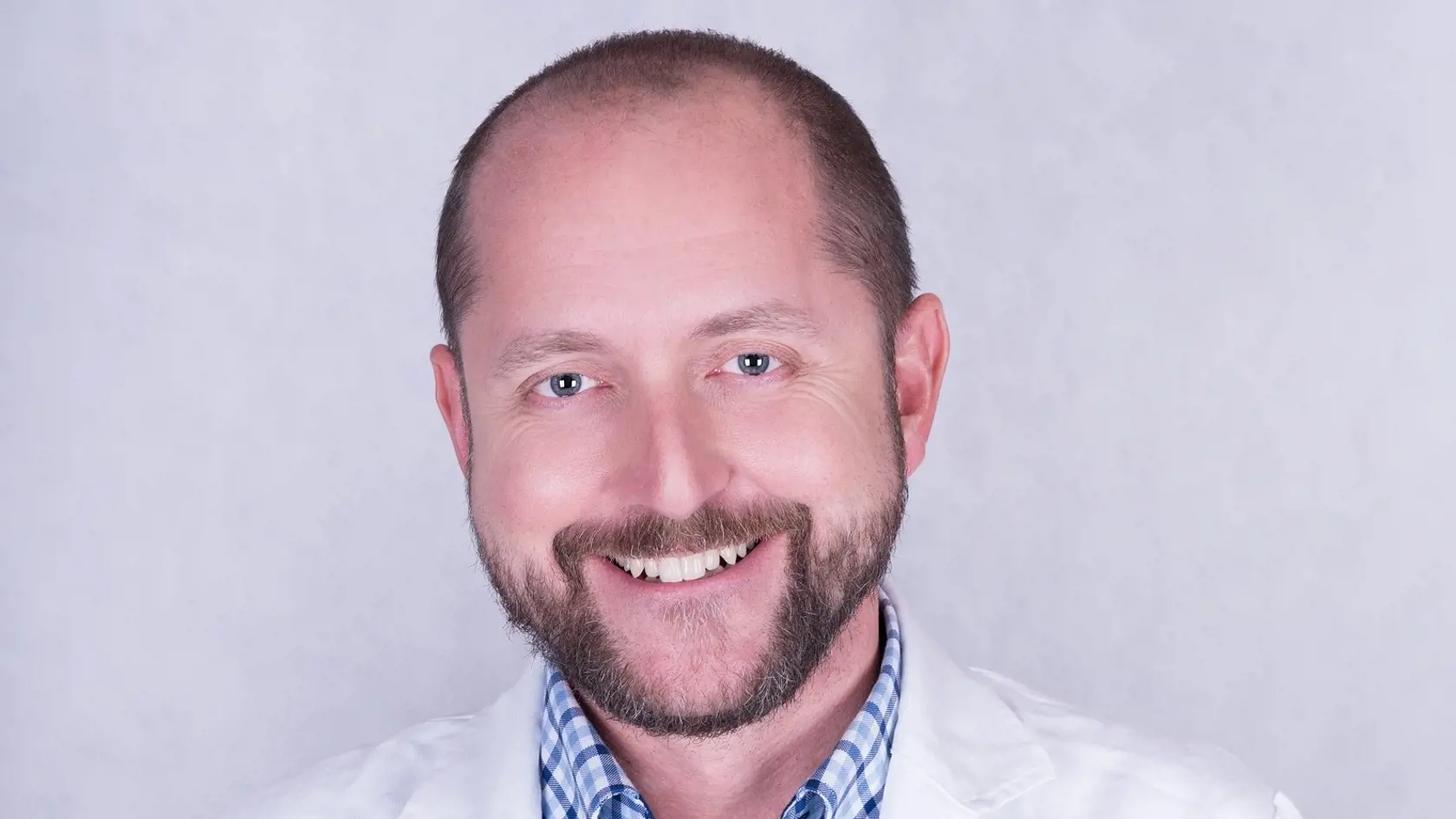 Doktor Radovan Piovarči tvrdí,že operácie oka sa dajú stihnúť aj pred letom