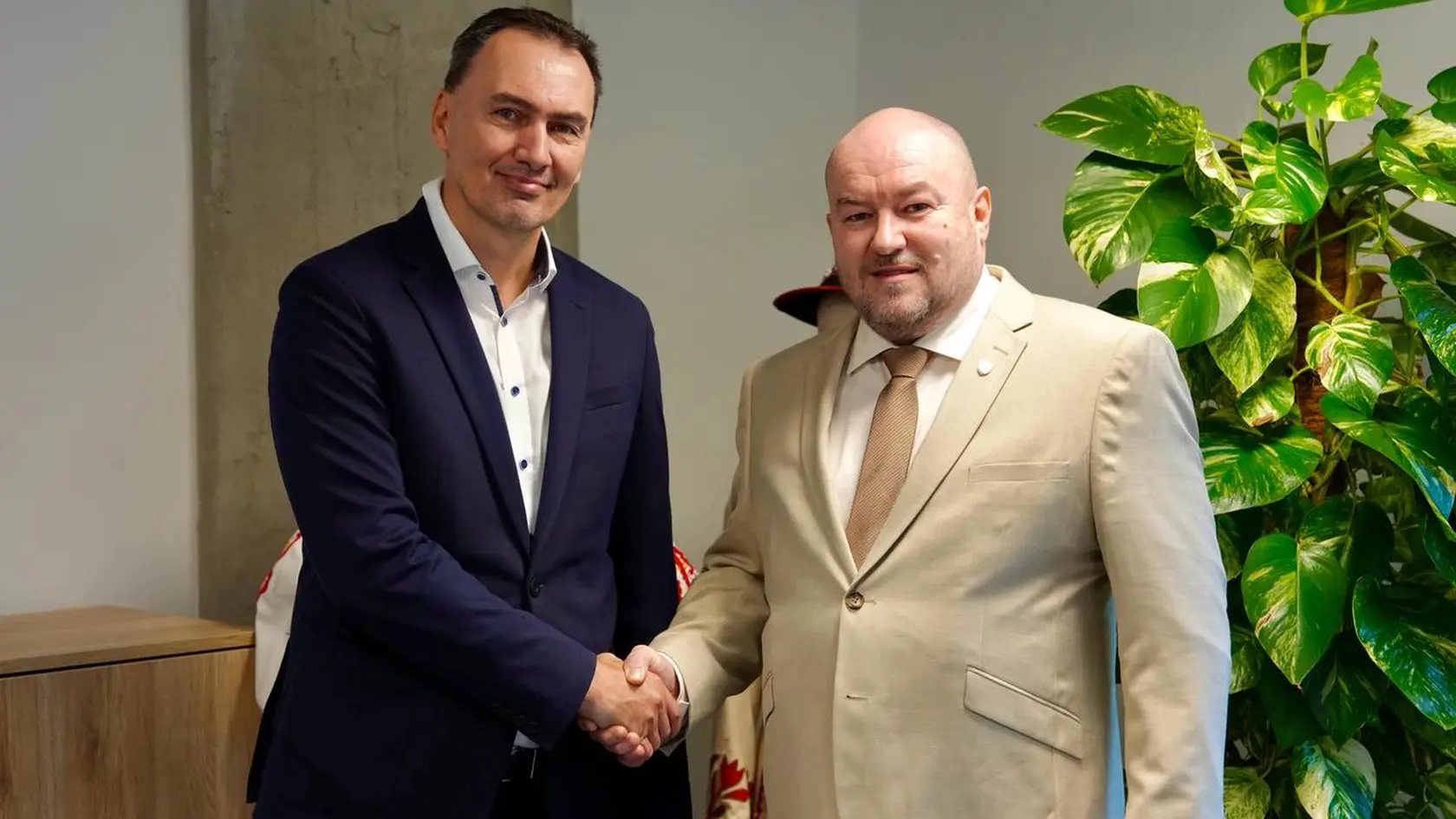 „Spájanie športu a politiky: Diskutujeme o možnosti oddeliť šport od politiky, no jasne vidíme, že šport je dôležitou súčasťou verejného života, " aj toto uviedol k spoločnej fotografii s bývalým TOP hokejistom Slovenska Miroslavom Šatanom minister športu a cestovného ruchu Rudolf Huliak 8. apríla 2025.