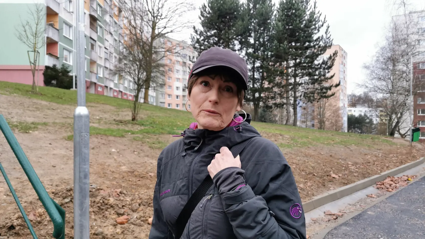 . „Toto je najväčšie sídlisko v meste. Tá pošta tu bude určite chýbať. Znepríjemní to život najmä mamičkám s deťmi, ktoré budú musieť chodiť kvôli pošte až do mesta,“ povedala obyvateľka sídliska Rozkvet Marta ku zrušeniu tamojšej pobočky pošty.