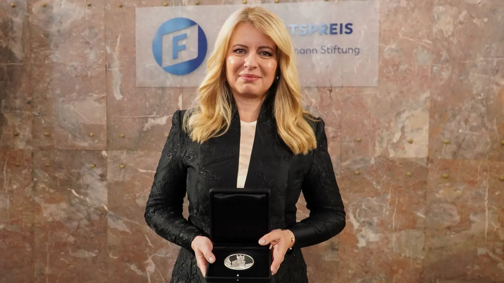 Na snímke prezidentka Zuzana Čaputová s Cenou slobody Nadácie Friedricha Naumanna. Vtedy prijímala gratulácie ona, no cez víkend zašla do Prahy, aby zablahoželala víťazovi českých prezidentských volieb Petrovi Pavlovi.