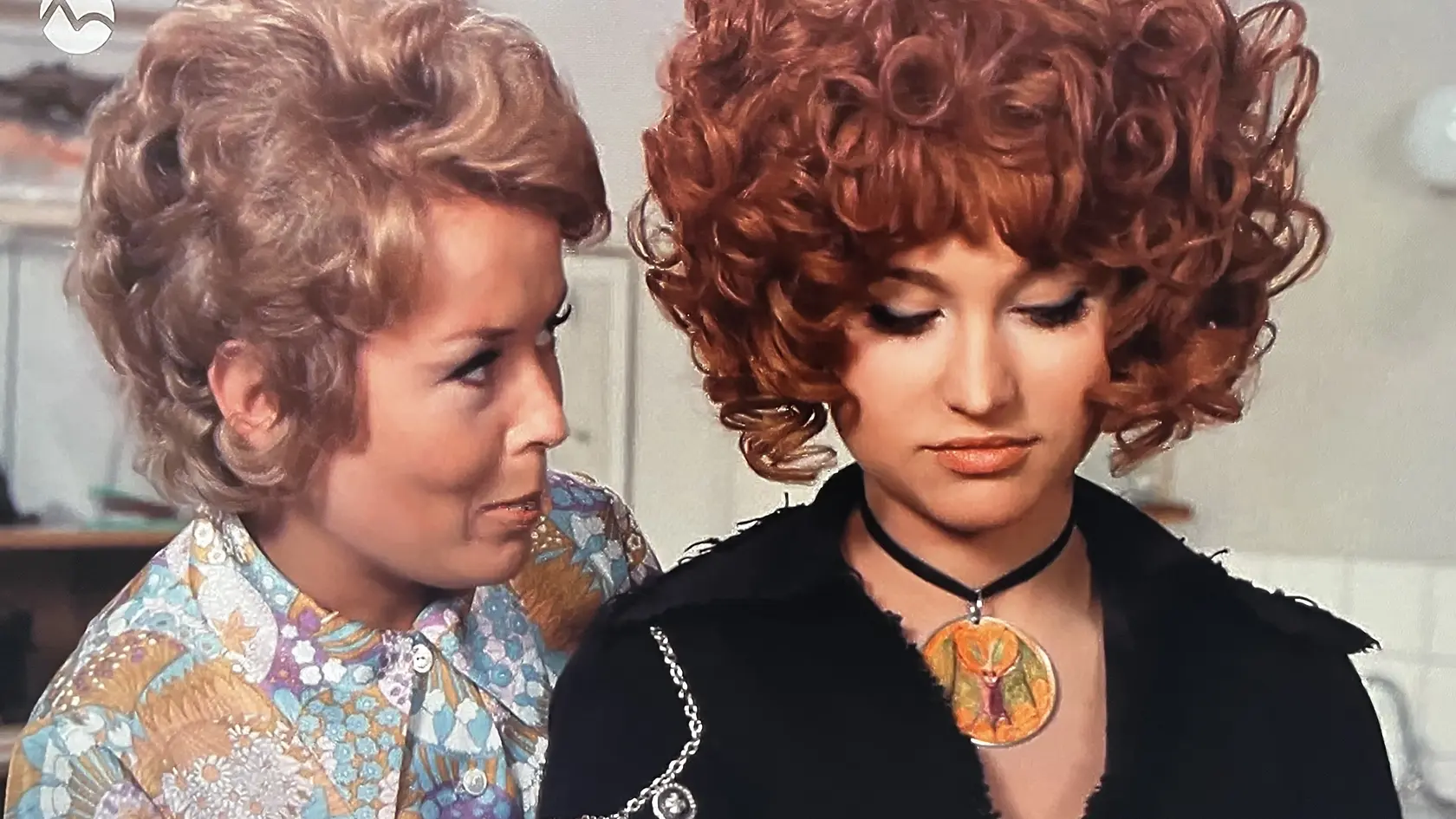 Dívka na koštěti: V slávnom filme, ktorý ľudia nazývajú aj Saxana si zahrala herecká elita. Petra Černocká, Jan Hrušínský, Stella Zázvorková, Vladimír Menšík, František Filipovský, Jan Libíček, Lubomír Kostelka, Jan Kraus, Míla Myslíková, Helena Ružičková, Jaroslava Obermaierová, či Josef Bláha.