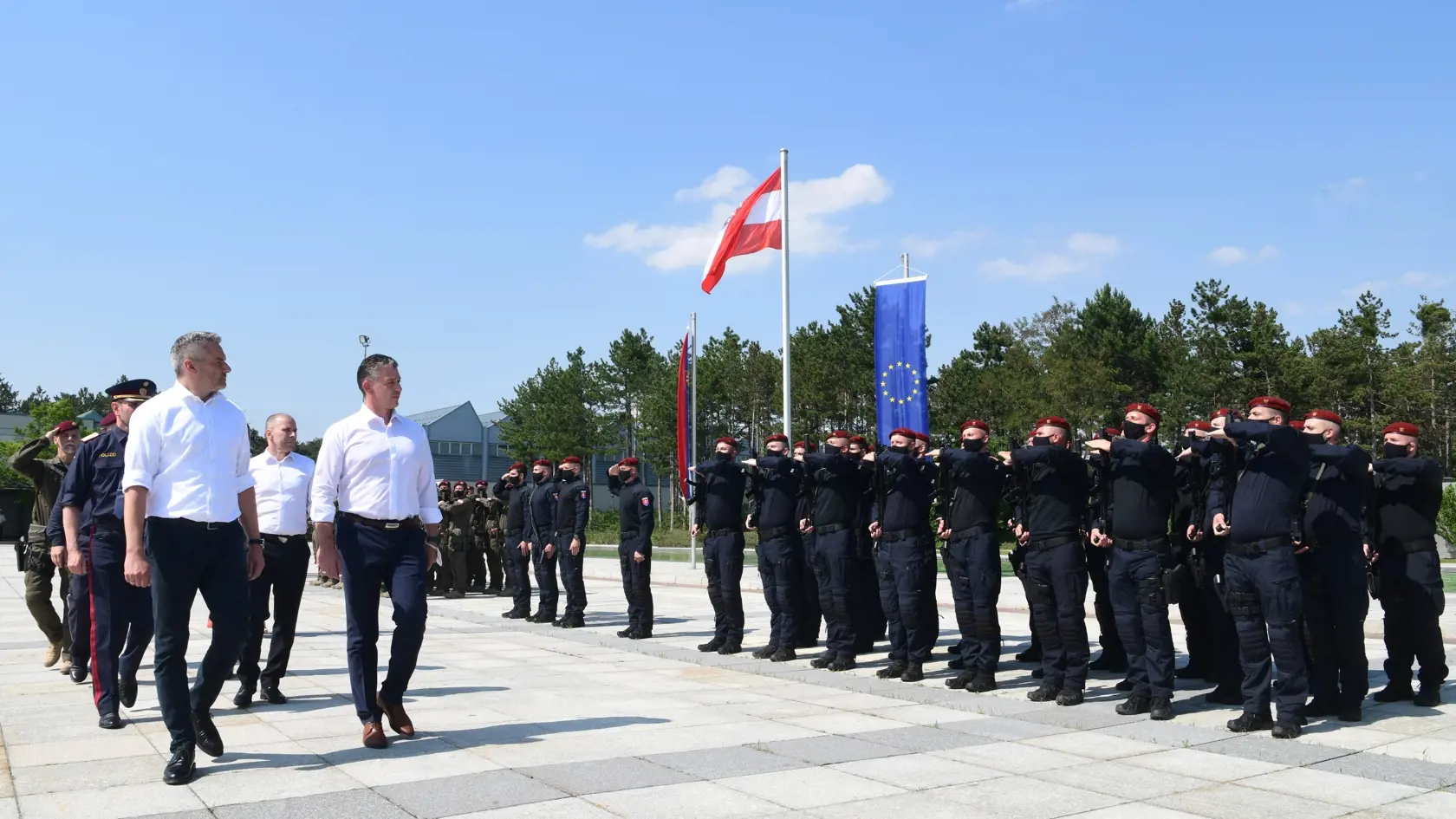 Predsedníctvo vo zväze ATLAS združujúcom 38 špeciálnych európskych policajných jednotiek odovzdal v utorok 29. júna 2021 v rakúskom meste Wiener Neustadt slovenskému ministrovi vnútra Romanovi Mikulcovi (druhý vľavo) jeho rakúsky rezortný kolega Karl Nehammer (vľavo). FOTO TASR - Vladimír Benko/MV SR 