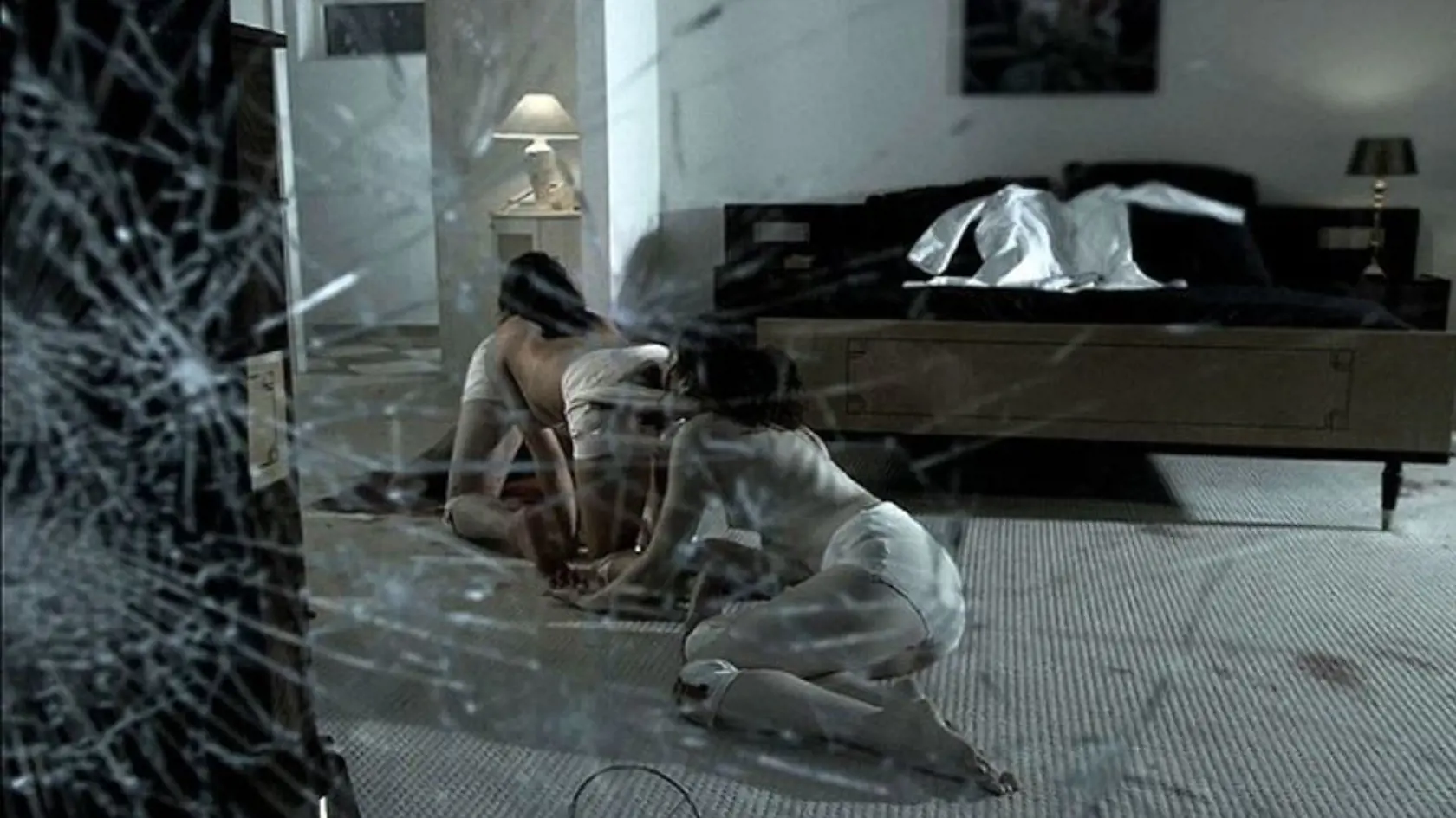 Tesne v Pasoliniho pätách je holandský režisér Tom Six, ktorého v roku 2009 preslávil film Ľudská stonožka, ktorý zachytáva príbeh dvoch študentiek, ktoré sa psychopatický nemecký doktor rozhodol zošiť spolu s ďalšími uväznenými do jednej veľkej ľudskej stonožky.