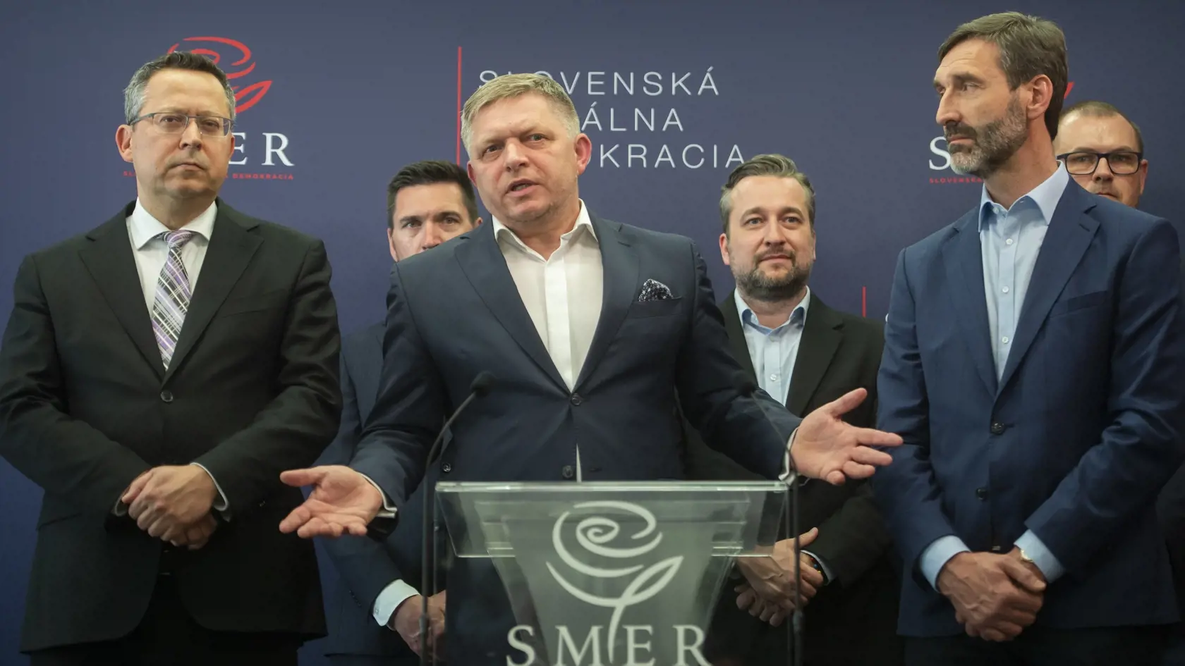 Na snímke zľava podpredsedovia Smer-SD Ladislav Kamenický, Richard Takáč, predseda Smer-SD Robert Fico, podpredsedovia Smer-SD Ľuboš Blaha, Juraj Blanár počas tlačovej konferencie po zasadnutí vedenia strany Smer-SD 21. apríla 2022 v Bratislave. FOTO TASR - Martin Baumann     