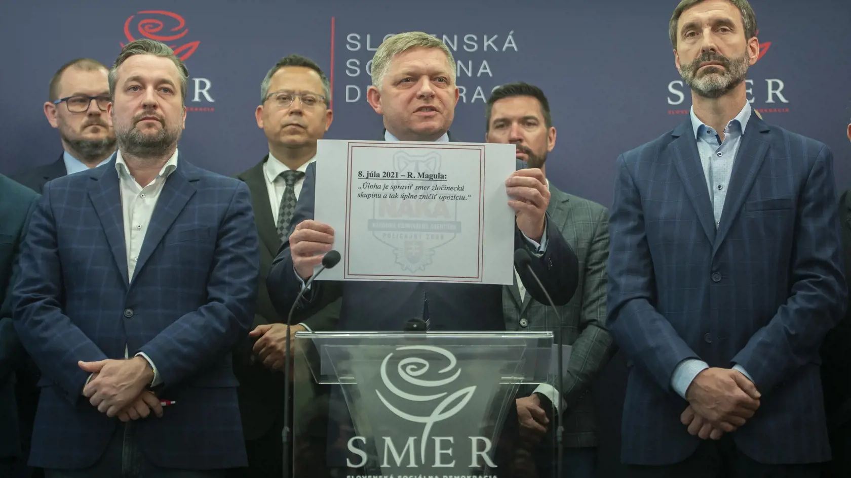 Na snímke zľava podpredsedovia Smer-SD Ľuboš Blaha, Ladislav Kamenický, predseda Smer-SD Robert Fico, podpredsedovia Smer-SD Richard Takáč a Juraj Blanár počas tlačovej konferencie na tému Ak by bol na Slovensku trest smrti, tak nás títo blázni za politickú prácu povešajú, ako v 30. rokoch v nacistickom Nemecku, 20. apríla 2022 v Bratislave. FOTO TASR - Martin Baumann