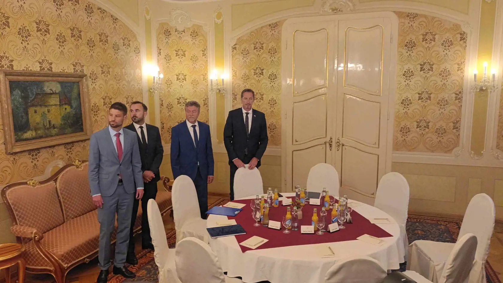 Okrúhly stôl premiéra Roberta Fica so zástupcami opozície. Rokujú o konsolidačnom balíčku.