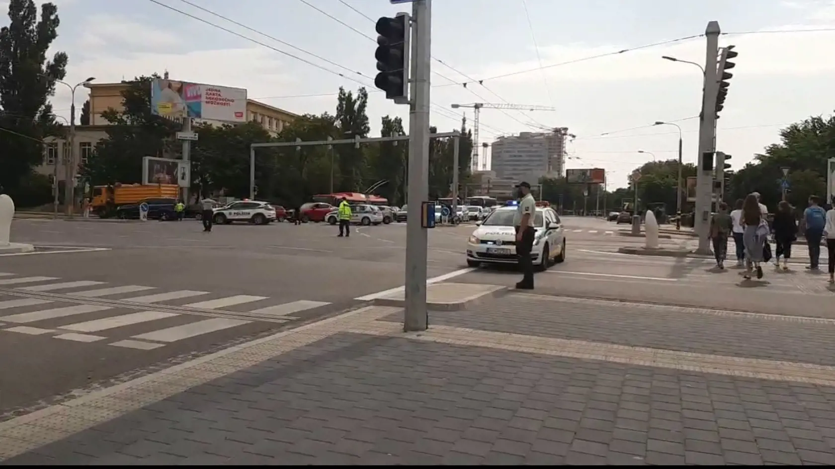 Mlynské nivy a okolie museli evakuovať kvôli nálezu bomby.