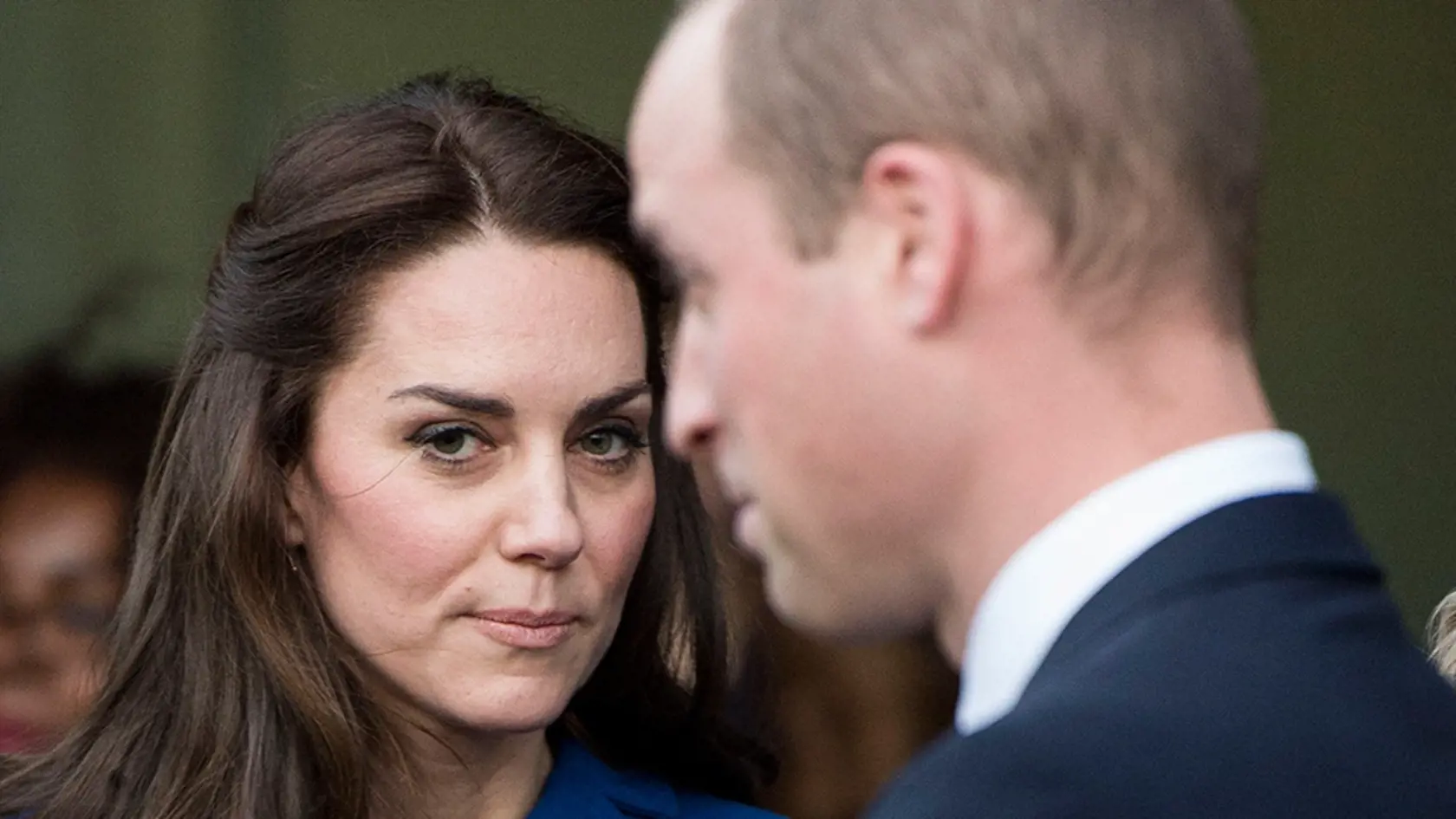 Jeden z najsledovanejších párov súčasnosti má možno ťažkosti. Princ William (41) a princezná Kate (41) údajne prechádzajú menšou krízou. Hoci dvojica pôsobí stále dokonale a zaľúbene, opak môže byť pravdou. Princ William dokonca nenosí ani obrúčku.
