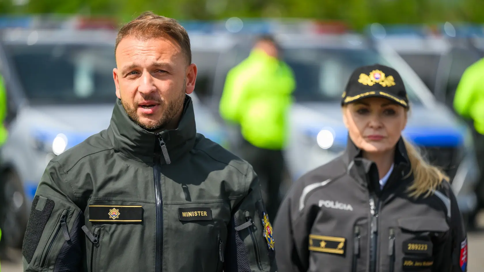 Na snímke zľava minister vnútra SR Matúš Šutaj Eštok (Hlas-SD) a prezidentka Policajného zboru Jana Maškarová počas odovzdania nových služobných vozidiel pre potreby polície v Bratislave 24. apríla 2025. FOTO TASR - Jaroslav Novák