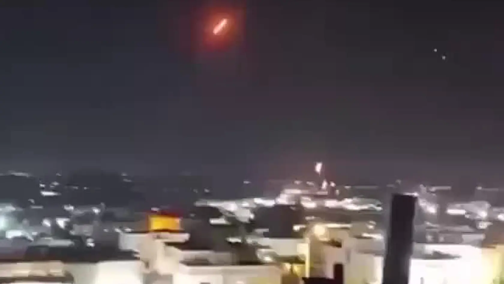 Explózie v noci piatok otriasli iránskou metropolou Teherán a Izrael bezprostredne po tom oznámil, že na Irán uskutočnil „preventívny“ útok. Izraelský minister obrany Jisrael Katz následne vo svojej krajine vyhlásil výnimočný stav.