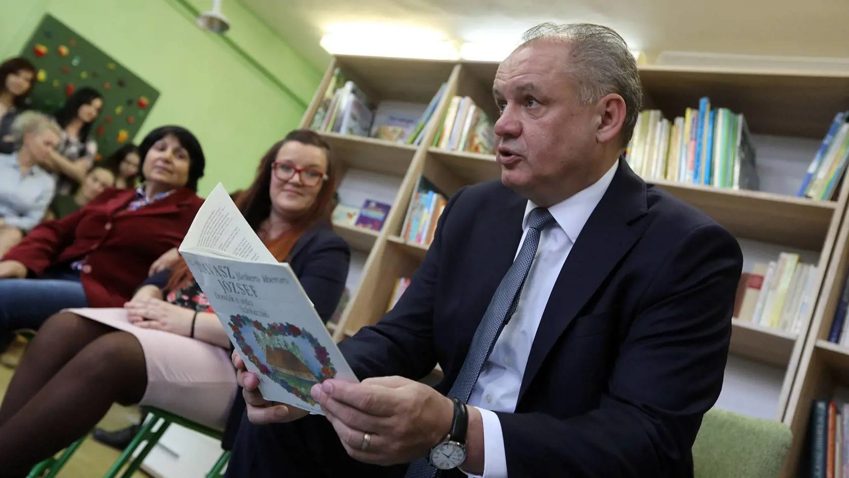 Andrej Kiska minulý týždeň navštívil čitateľský klub Paľikerav, kde malým školákom čítal rozprávky