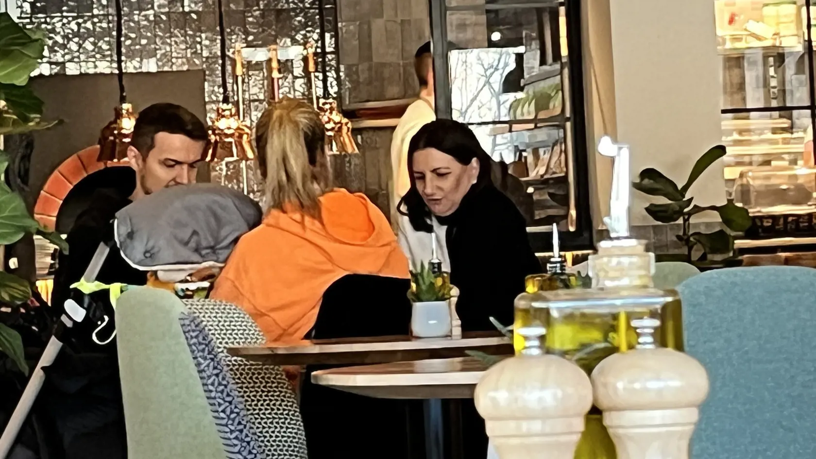 Pozorný čitateľ zachytil Adelu s Viktorom na spoločnom obede aj s ich dieťatkom.