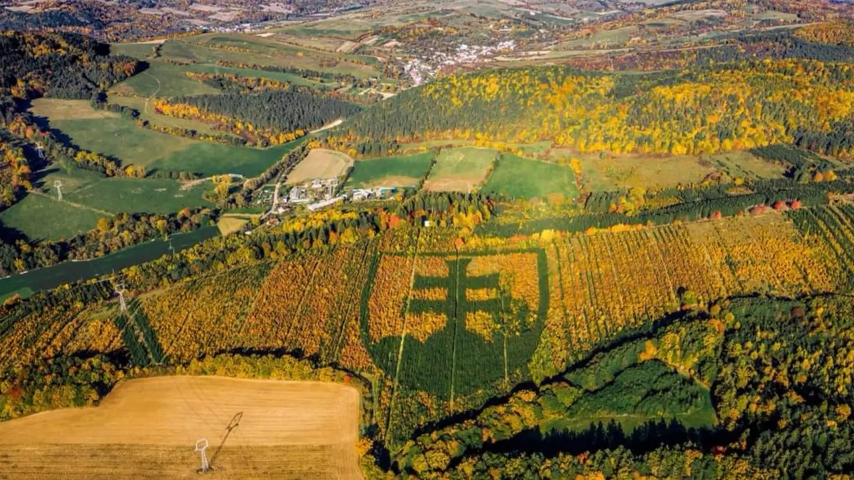 Rozmery slovenského štátneho znaku v Horovciach sú 216 krát 276 metrov.