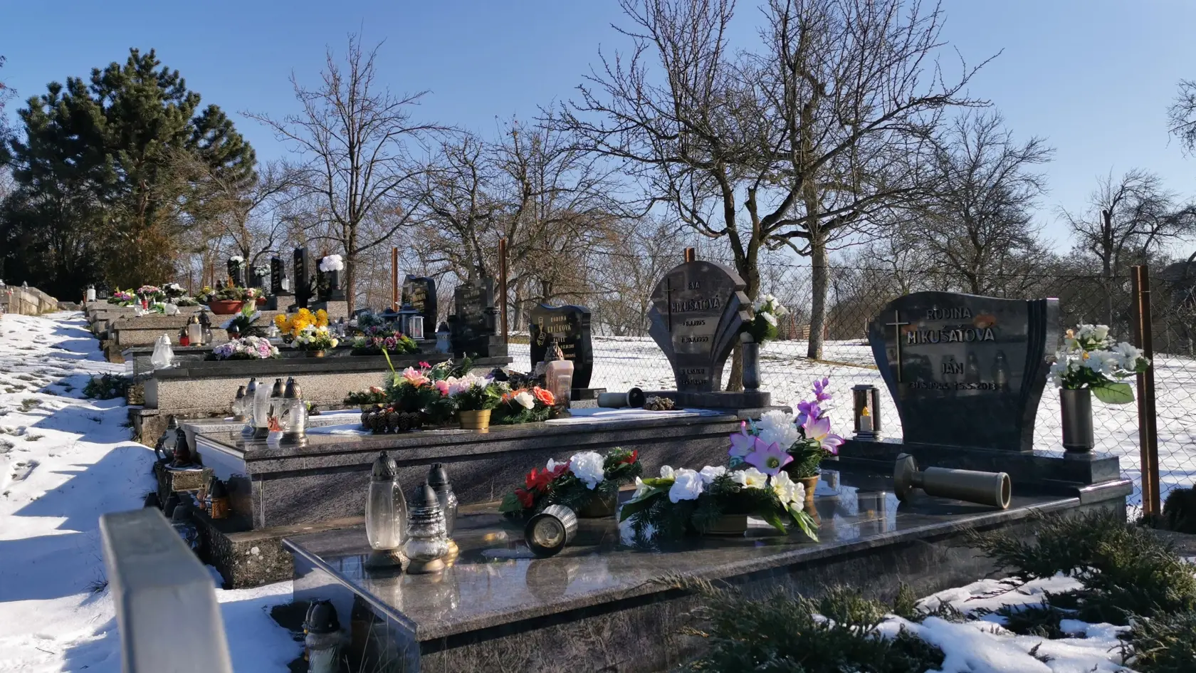 Tu, na tichom mieste v obci Adamovské Kochanovce, je pochovaná Eva Mikušaťová, mladá tehotná žena, ktorá zomrela rukou brutálneho vraha.