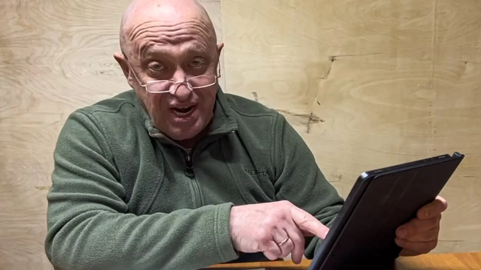 Šéf žoldnierskej Vagnerovej  skupiny Jevgenij Prigožin sa prihovára na videu z neznámeho miesta. Ruské ministerstvo obrany v piatok 12. mája 2023 oznámilo, že jeho armáda odvrátila útoky Ukrajiny a z taktických dôvodov sa stiahla z niektorých pozícii.