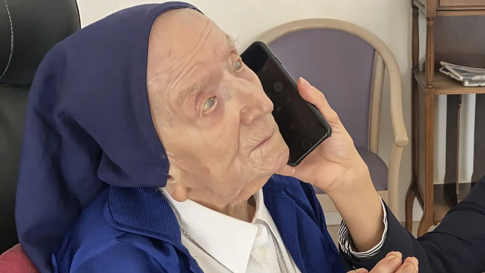 EBE 17 Toulon - Na snímke francúzska mníška Lucile Randonová, ktorá od roku 1944 používa meno sestra André a je najstaršou osobou Európy, ktorá prekonala ochorenie COVID-19, telefonuje v deň svojich 117. Narodenín v meste Toulon na juhu Francúzska 11. februára 2021. FOTO TASR/AP
This photo provided by the Sainte-Catherine Laboure care home communications manager shows Lucile Randon, Sister Andre's birth name, speaking on the phone in Toulon, southern France, Thursday, Feb. 11, 2021. Sister Andre