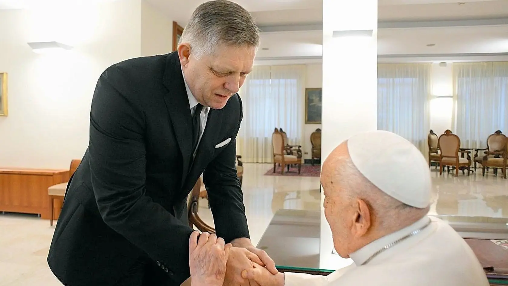 Robert Fico bol posledný, kto si podal ruku s pápežom pred jeho hospitalizáciou.