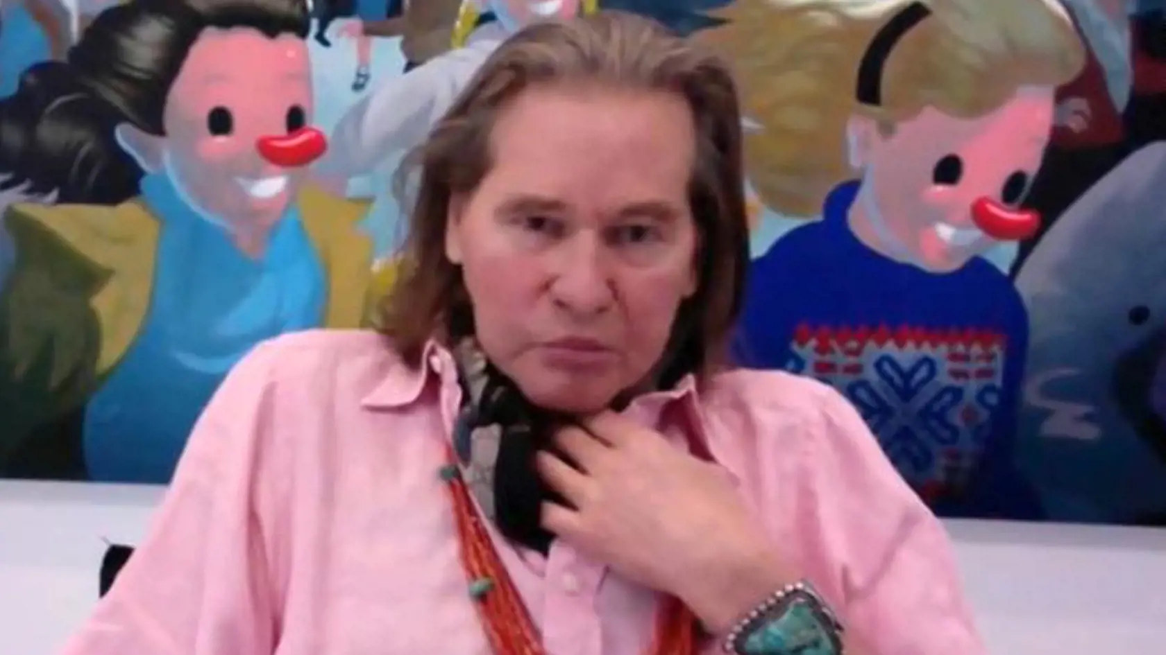 Val Kilmer dnes - hovorí už iba pomocou elektrického prístroja.