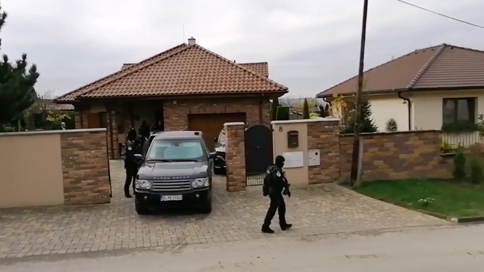 Zásah NAKA v dome u Tibora Gašpara a jeho zadržanie.