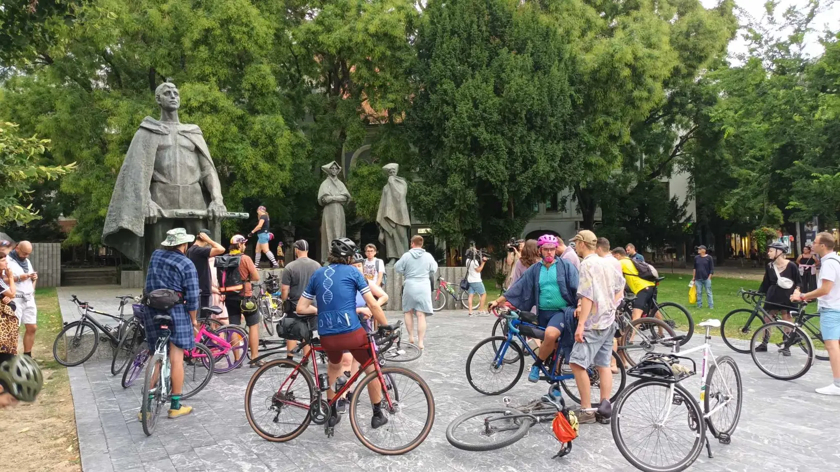 Demonštrácia proti ministerke kultúry Martine Šimkovičovej. Demonštranti prišli na bicykloch a v netradičných outfitoch.