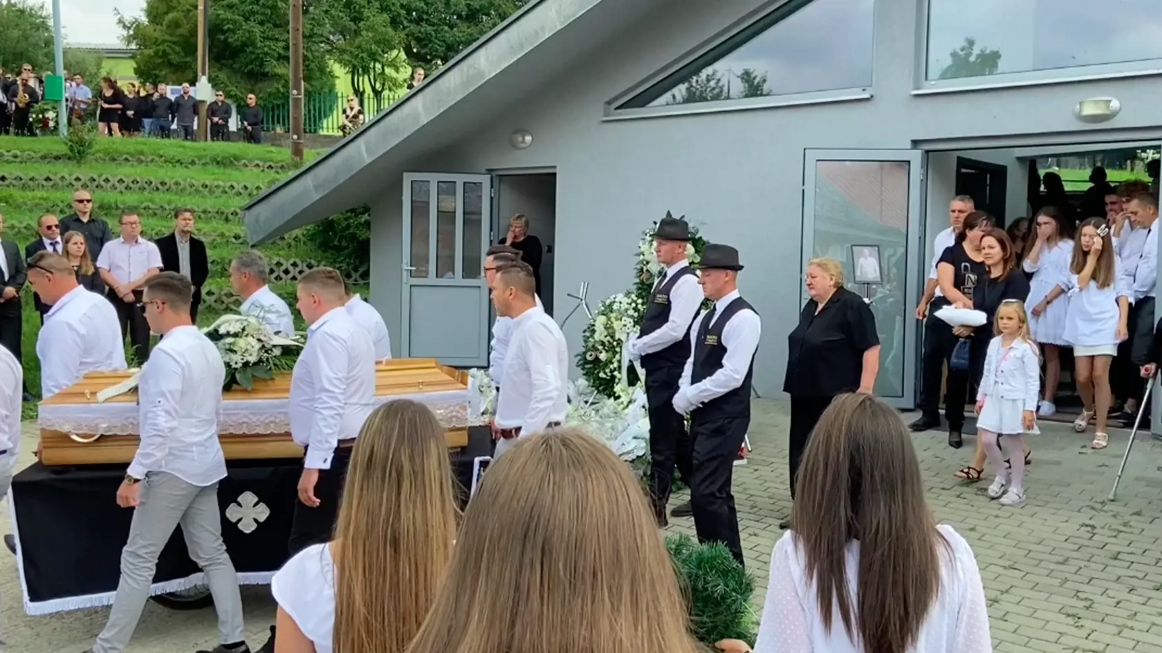 Za truhlou kráča mama zosnulého Ľuboša Didika.