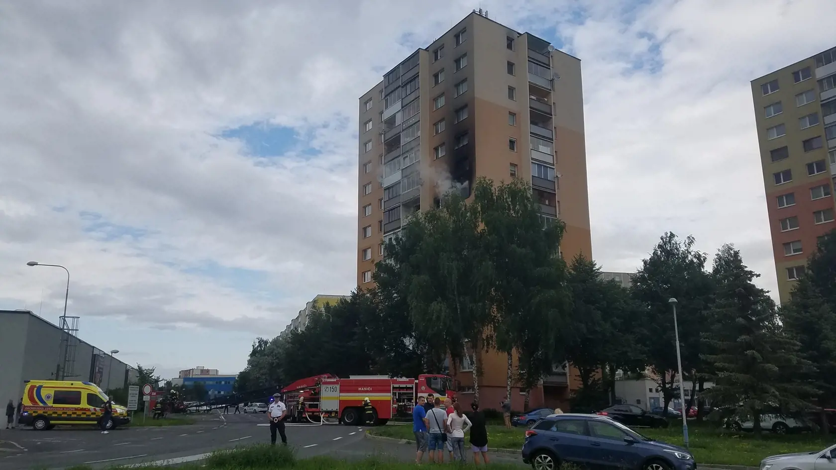 Oheň sa podarilo hasičom rýchlo dostať pod kontrolu.