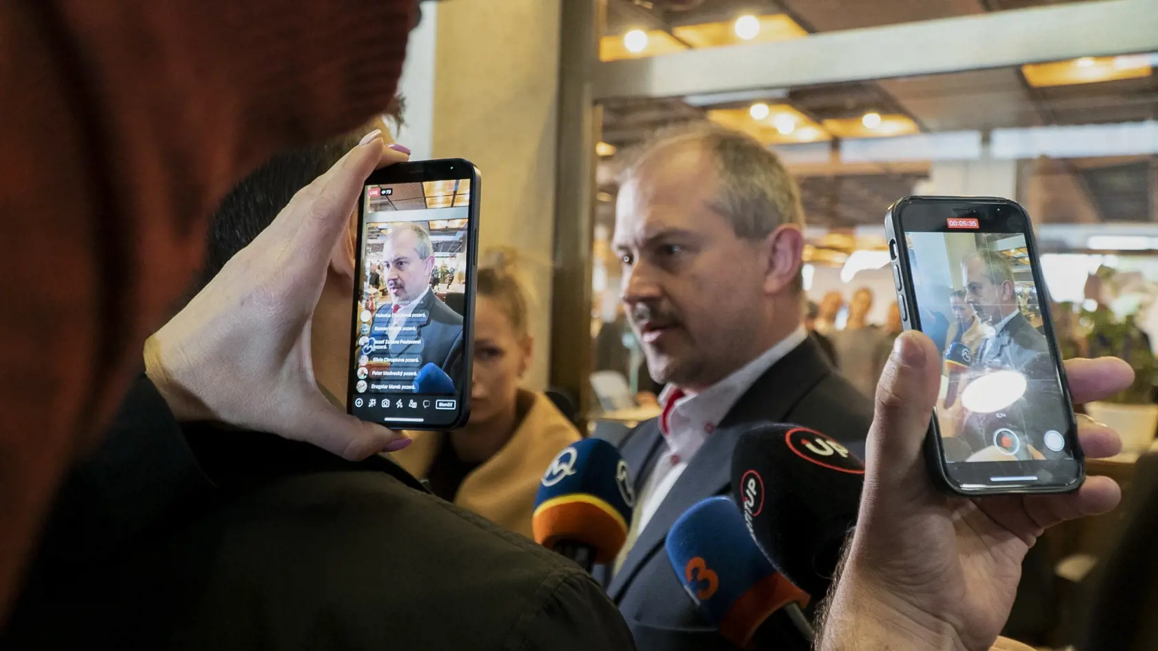 "Idem do práce," povedal Kotleba novinárom po tom, čo sa snažil dostať do parlamentu aj napriek tomu, že mu zanikol poslanecký mandát.
