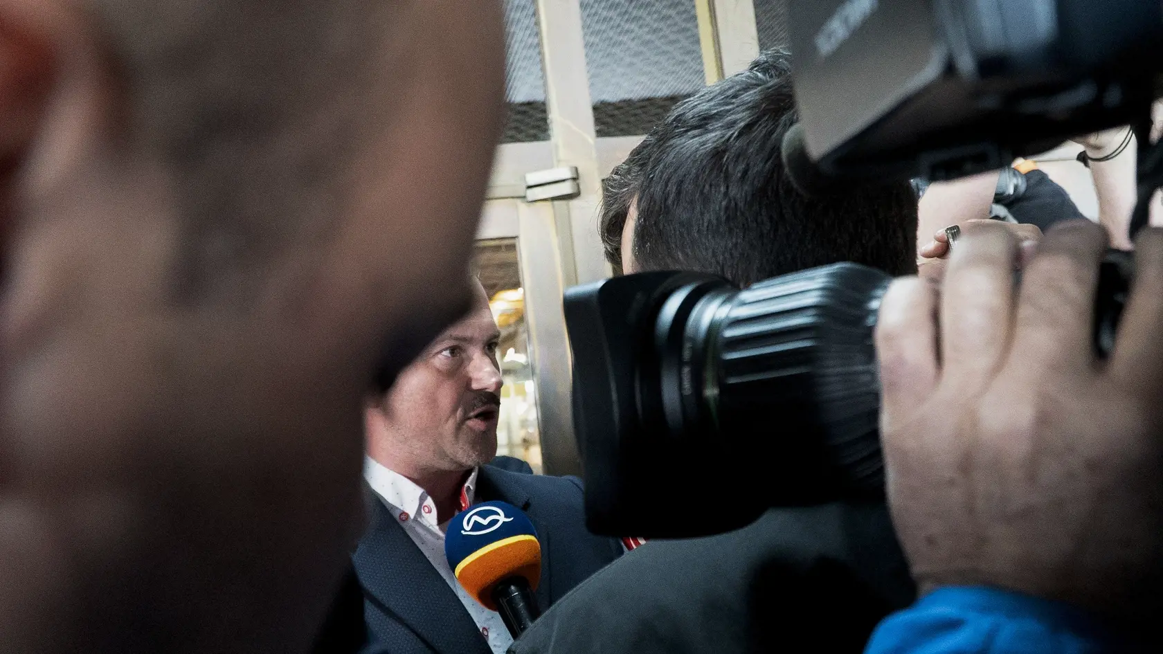 "Idem do práce," povedal Kotleba novinárom po tom, čo sa snažil dostať do parlamentu aj napriek tomu, že mu zanikol poslanecký mandát.