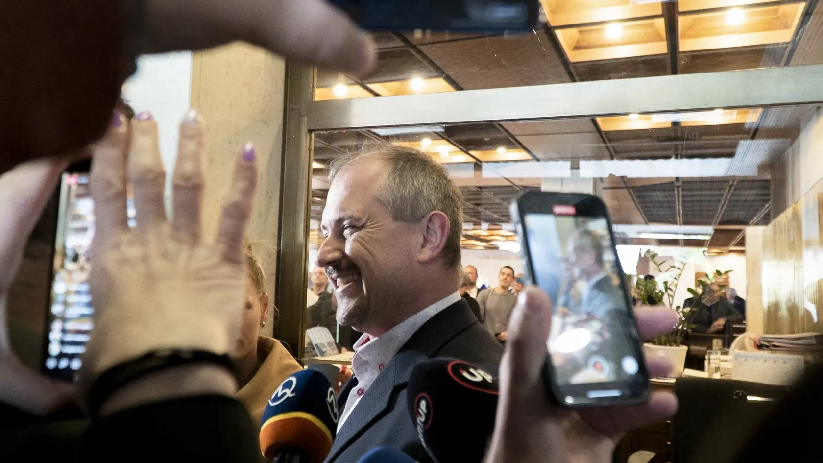 "Idem do práce," povedal Kotleba novinárom po tom, čo sa snažil dostať do parlamentu aj napriek tomu, že mu zanikol poslanecký mandát.