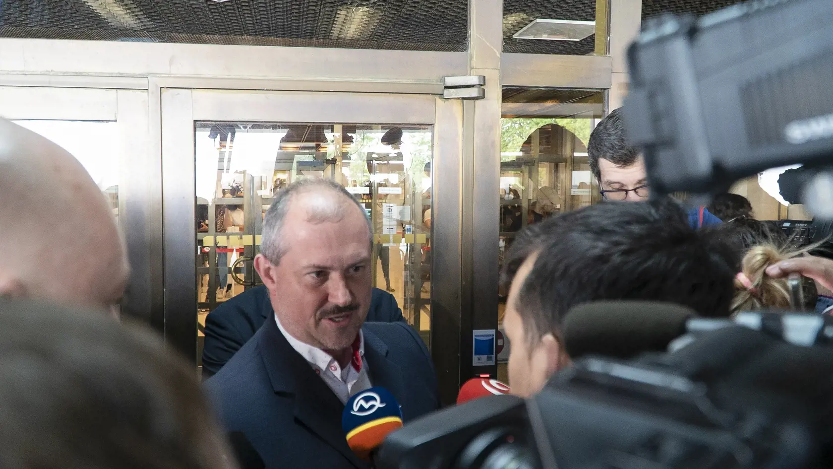 "Idem do práce," povedal Kotleba novinárom po tom, čo sa snažil dostať do parlamentu aj napriek tomu, že mu zanikol poslanecký mandát.