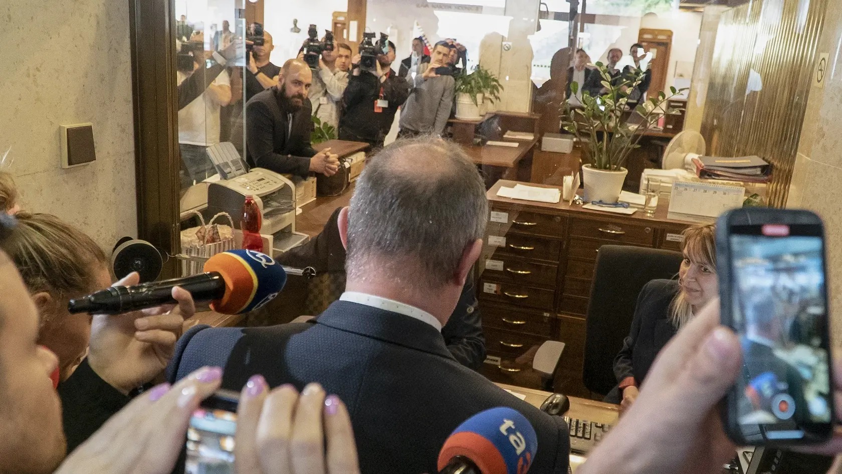 "Idem do práce," povedal Kotleba novinárom po tom, čo sa snažil dostať do parlamentu aj napriek tomu, že mu zanikol poslanecký mandát.