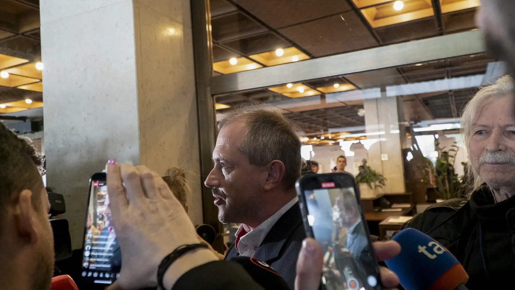 "Idem do práce," povedal Kotleba novinárom po tom, čo sa snažil dostať do parlamentu aj napriek tomu, že mu zanikol poslanecký mandát.