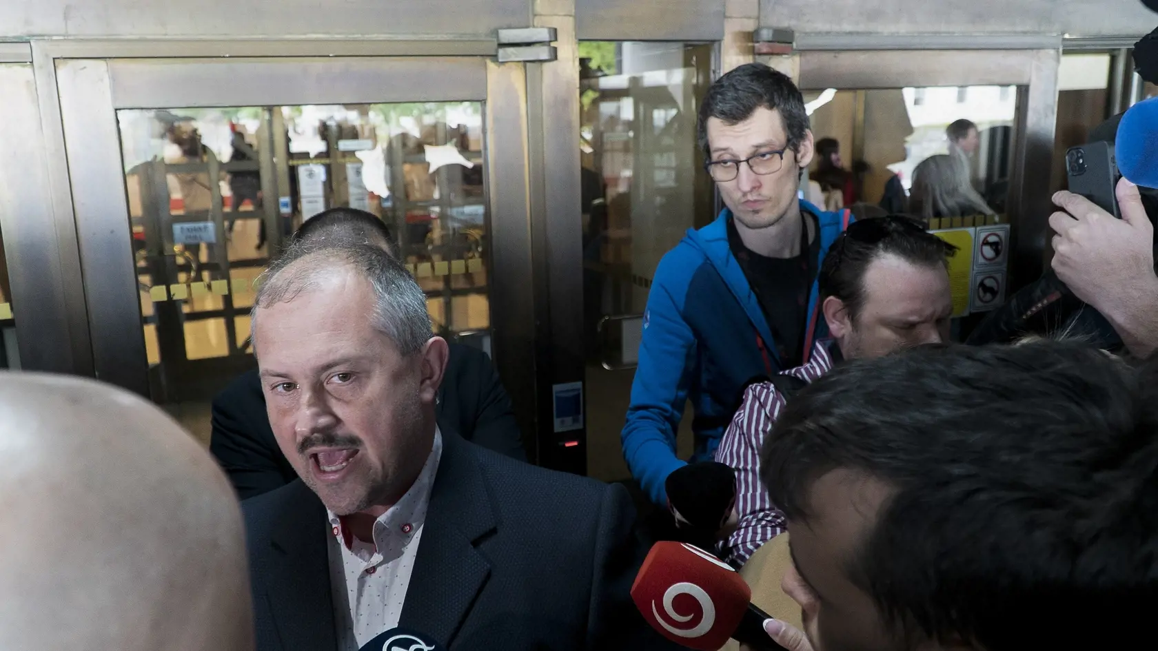 "Idem do práce," povedal Kotleba novinárom po tom, čo sa snažil dostať do parlamentu aj napriek tomu, že mu zanikol poslanecký mandát.