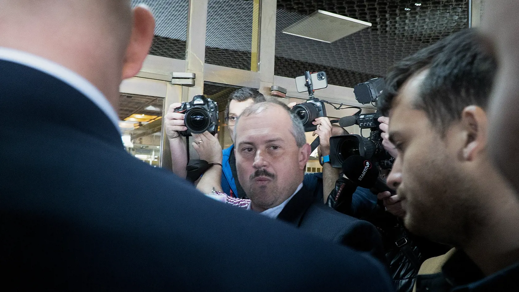 "Idem do práce," povedal Kotleba novinárom po tom, čo sa snažil dostať do parlamentu aj napriek tomu, že mu zanikol poslanecký mandát.