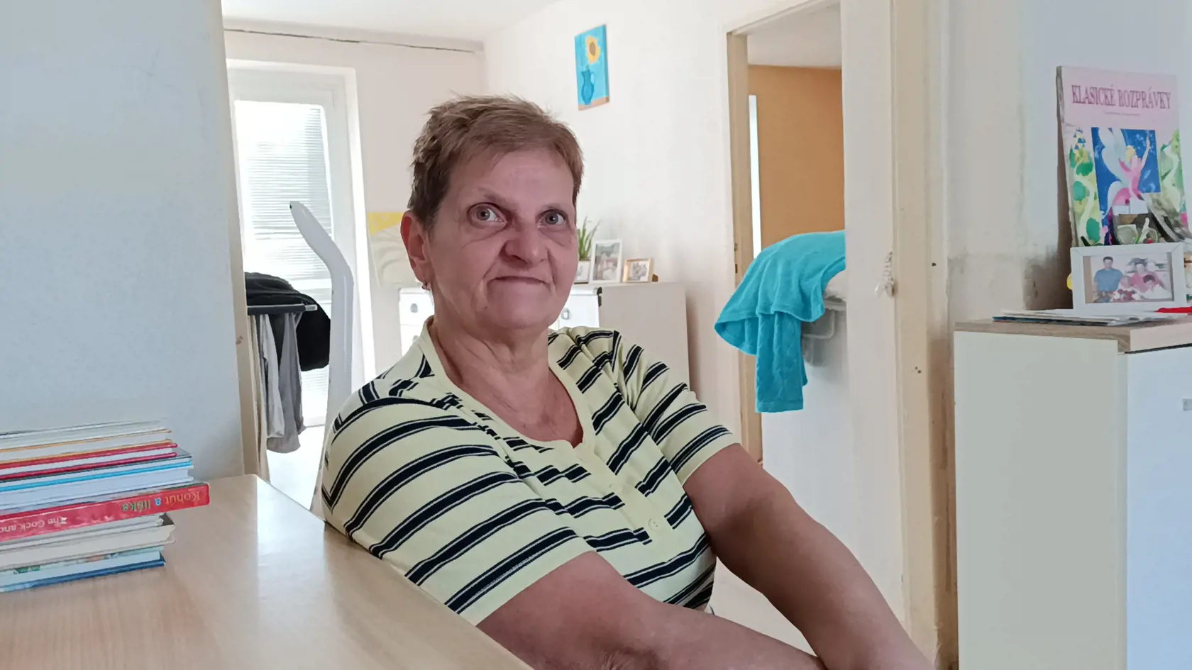 Mama jedného z poškodených vraví, že syn sa jej zdôveril s tým, č osa malo na policajnej stanici diať.