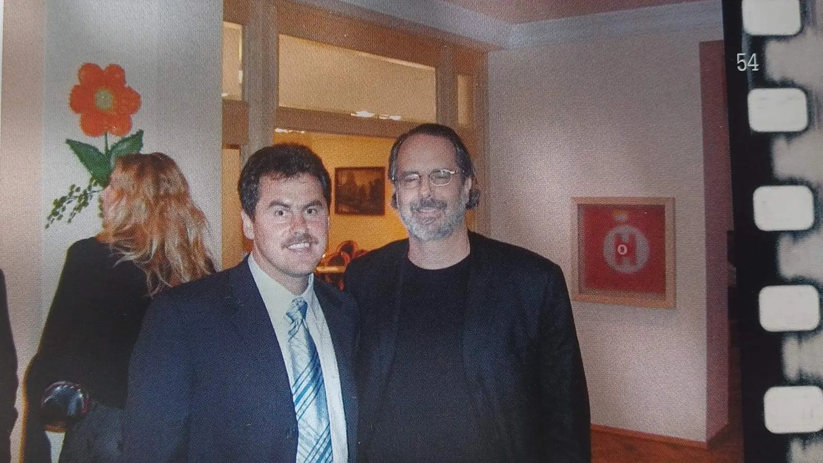 Z nakrúcania filmov s hviezdami si J. Mičo odniesol len momentku s režisérom Johnom Avnetom.