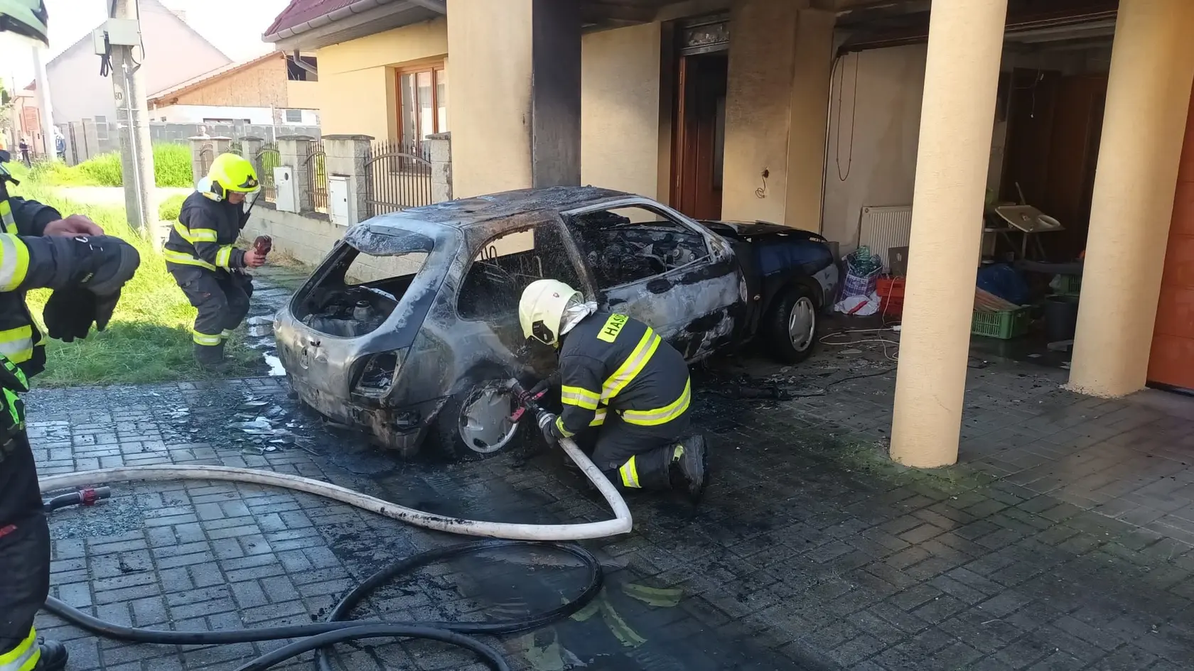 Pri požiari auta v Leviciach sa vo štvrtok dopoludnia zranili dve osoby. Jedna z nich sa v čase príchodu hasičov už nenachádzala na mieste.